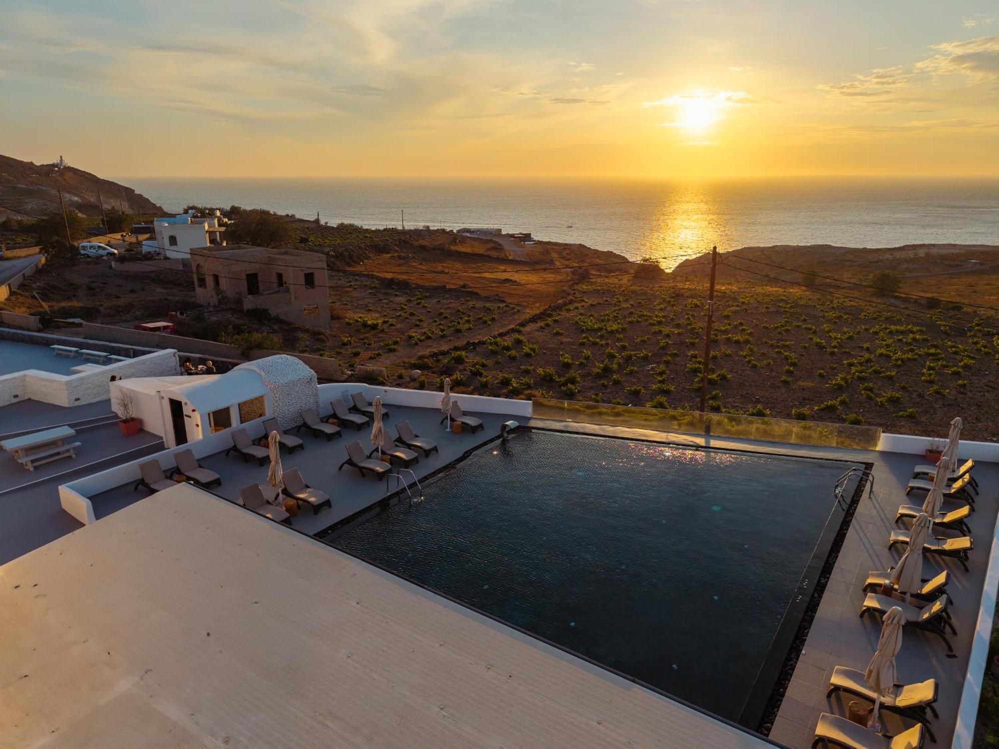 Serenita Luxury Suites Akrotírion Exteriör bild