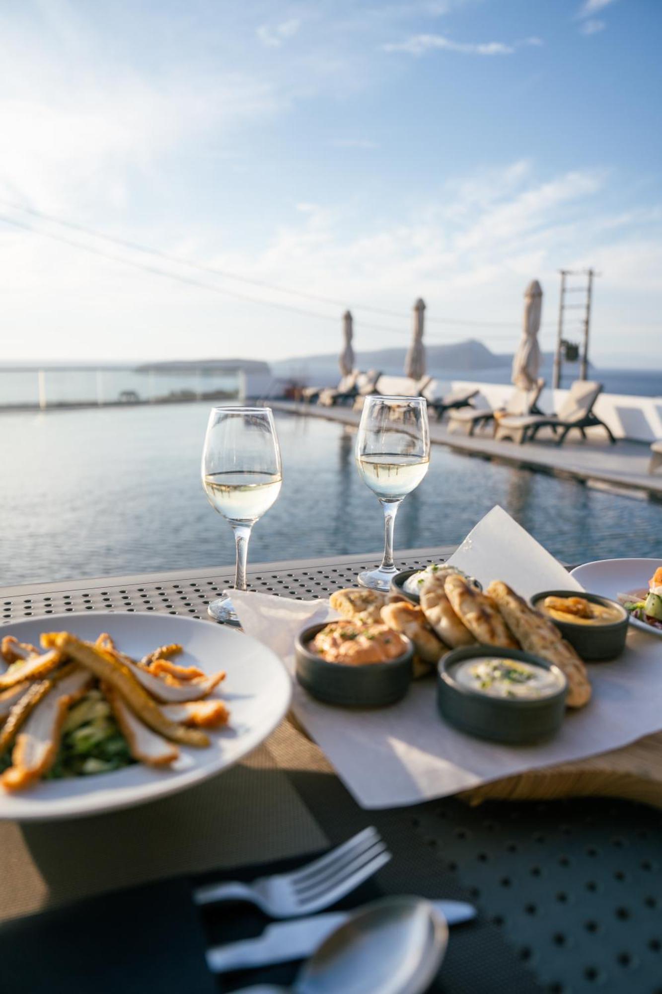 Serenita Luxury Suites Akrotírion Exteriör bild