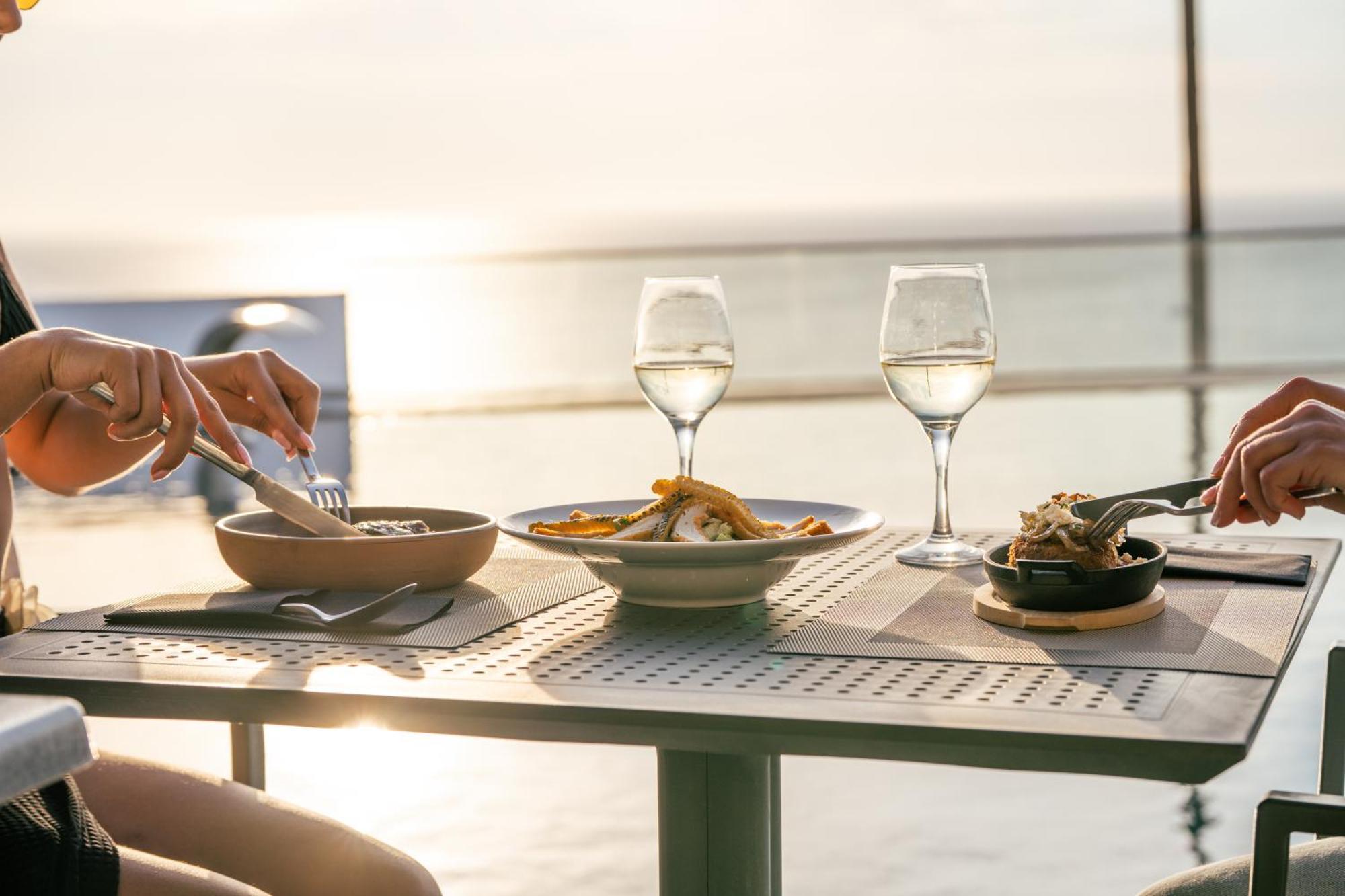 Serenita Luxury Suites Akrotírion Exteriör bild